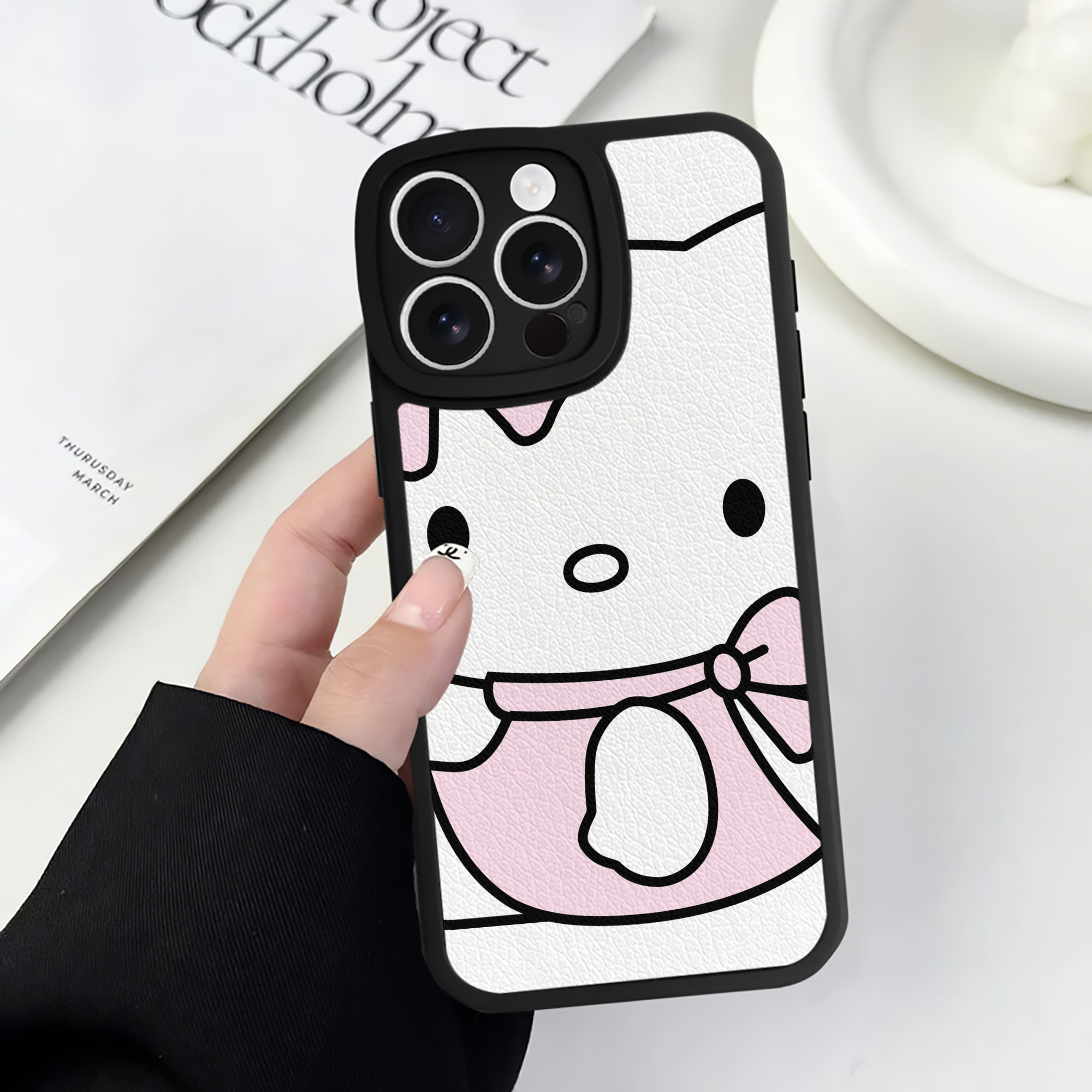 （画像用） Hello Kitty ハローキティ 【iPhone 16シリーズ対応】シリコンスマホケース（レザー調） 材質：シリコン